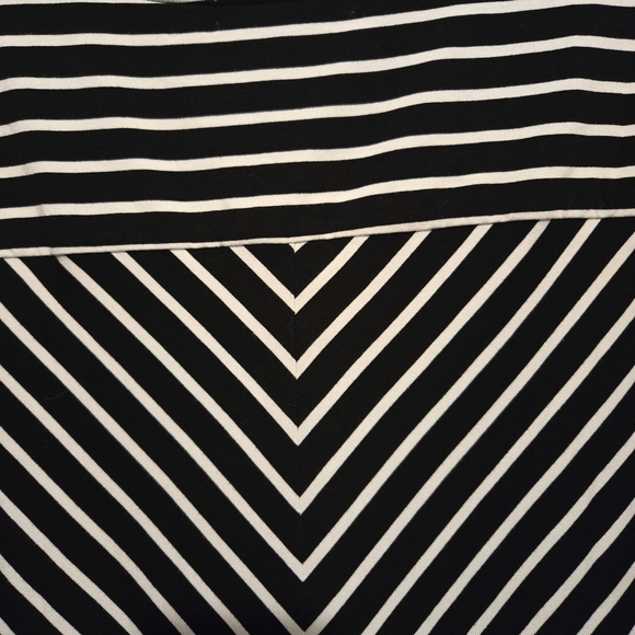 Cristina B Stylish Black and White Striped Short Sleeve Top Casual Size XL - Picture 5 of 7